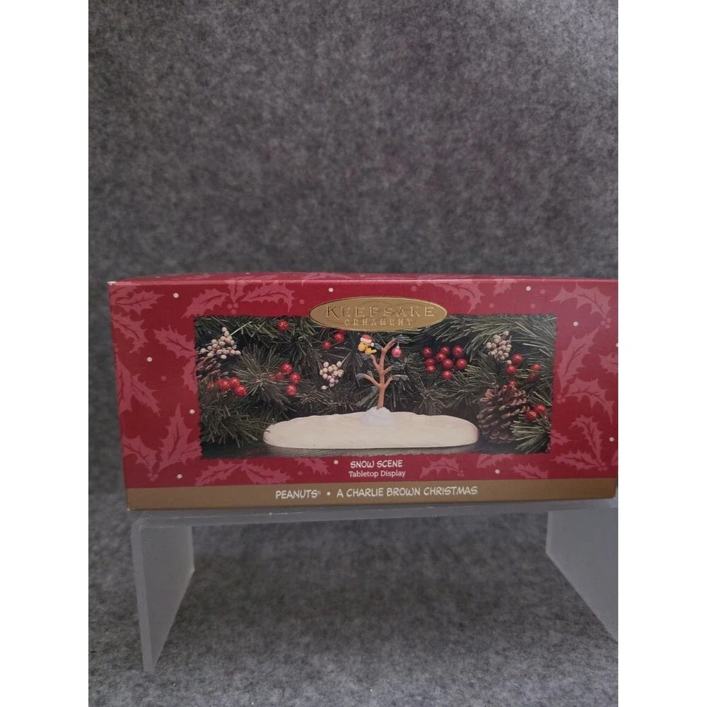 Hallmark Peanuts Lot Of 7 Charlie Brown Snoopy Lucy Keepsake Ornaments And Tree